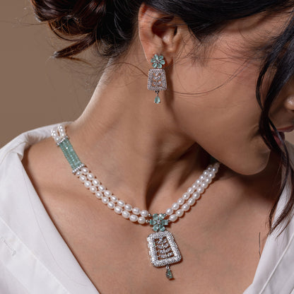 Green Stone Pearl Pendant Necklace